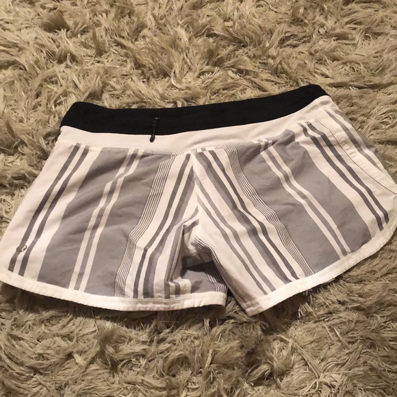 Lululemon Shorts size 4 - Picture 3 of 6